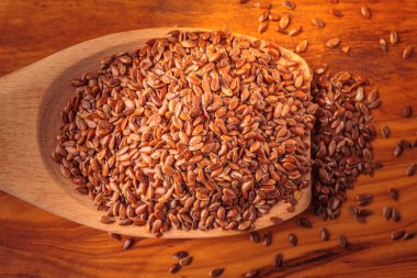 Üzerinde tahta kaşık keten tohumu keten tohumu