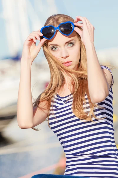 Femme dans la marina contre des yachts dans le port — Photo