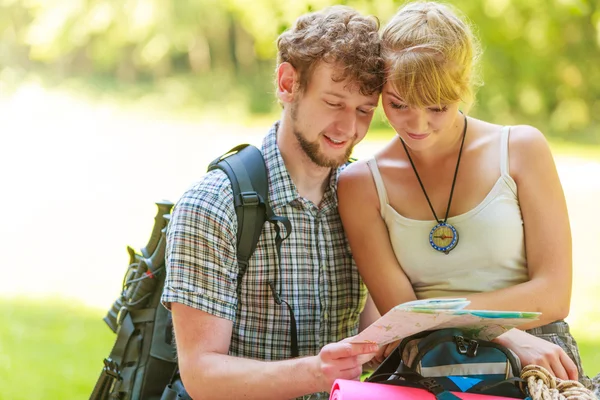 Hiking backpacking couple reading map on trip. — Stock Photo, Image