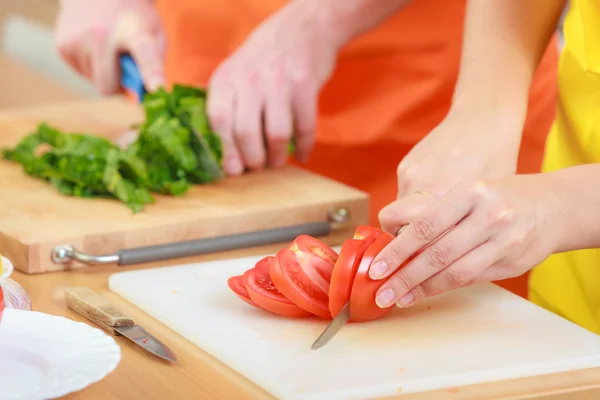 Paar bereitet frischen Gemüsesalat zu — Stockfoto