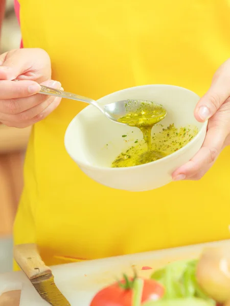 Frau bereitet frisches Salatdressing zu — Stockfoto