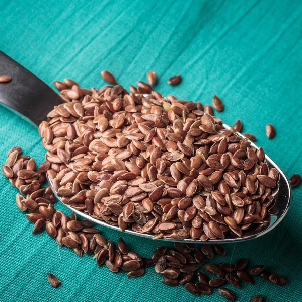 Lijnzaad op keuken lepel lijnzaad — Stockfoto