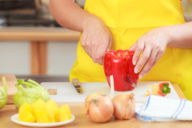 Sebze salatası hazırlayan kadın