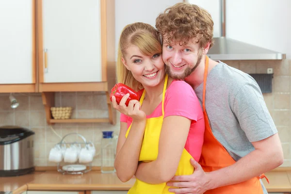 Giovane coppia divertirsi in cucina — Foto Stock