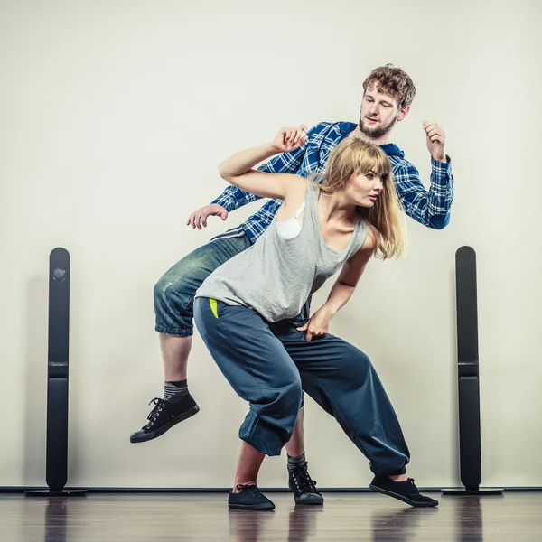 Junge Männer und Frauen tanzen Hip-Hop — Stockfoto