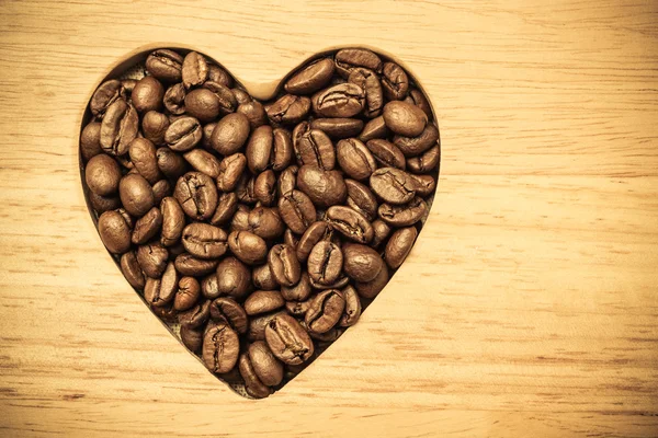 Kávová zrna ve tvaru srdce — Stock fotografie