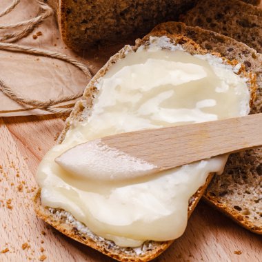 Buğday ekmeği tereyağı ile