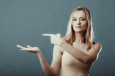 genç kadın gösteren kopya alanı