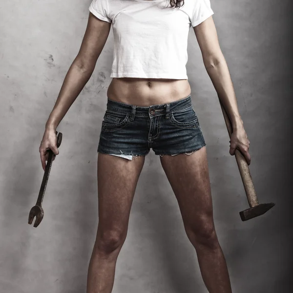 Sexy meisje houden hammer en spanner — Stockfoto