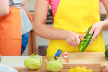 Sebze salatası hazırlayan kadın