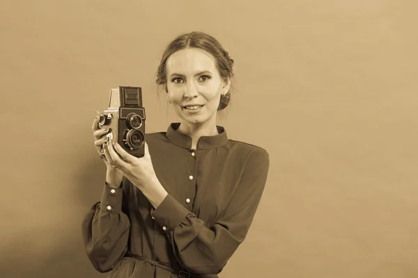 Nő bevétel-kép régi kamera — Stock Fotó
