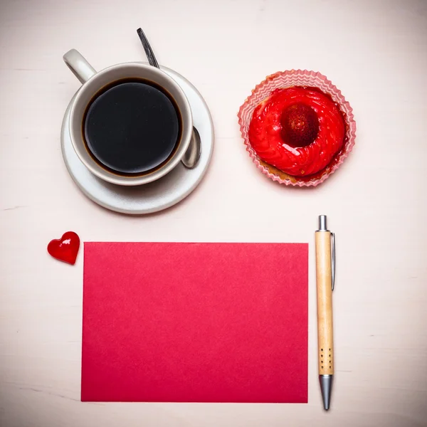 Coffee cup, cupcake and red paper — Stock Photo, Image