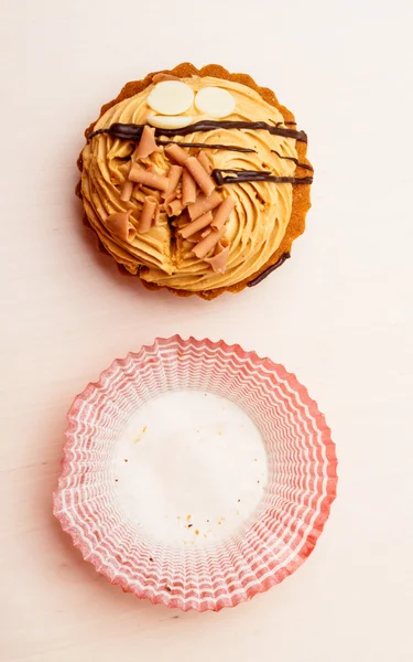 Forma de magdalena y papel sobre la mesa — Foto de Stock