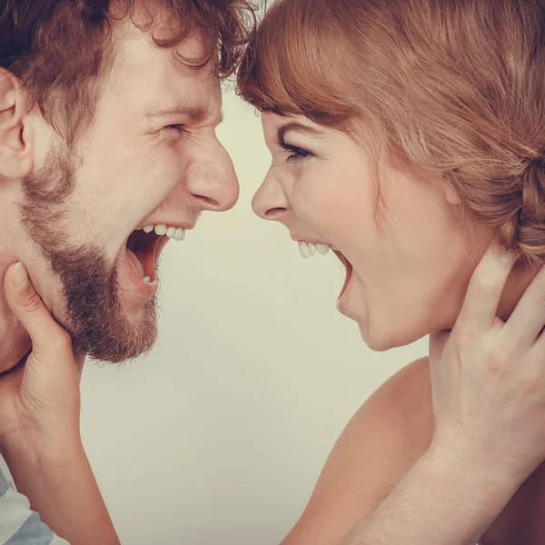 Zły kobieta i mężczyzna krzyczy — Zdjęcie stockowe