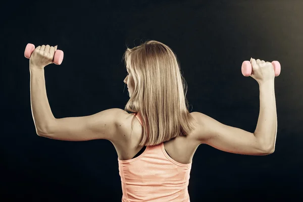 Fitness menina desportiva levantando pesos — Fotografia de Stock