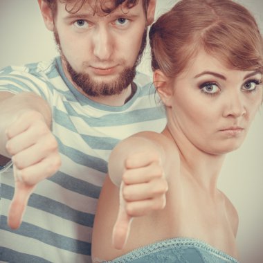 Kötü işaret yapıyor Çift