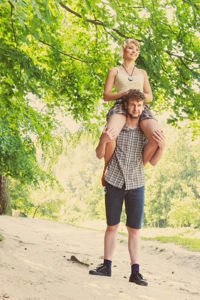 Giovane coppia divertirsi nella foresta — Foto Stock