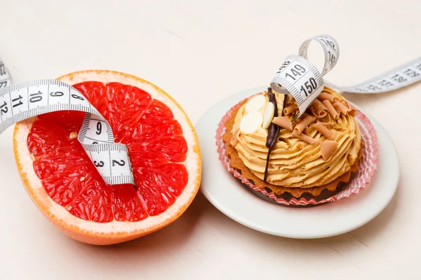 Pomelo y torta con cinta métrica. Dieta —  Fotos de Stock