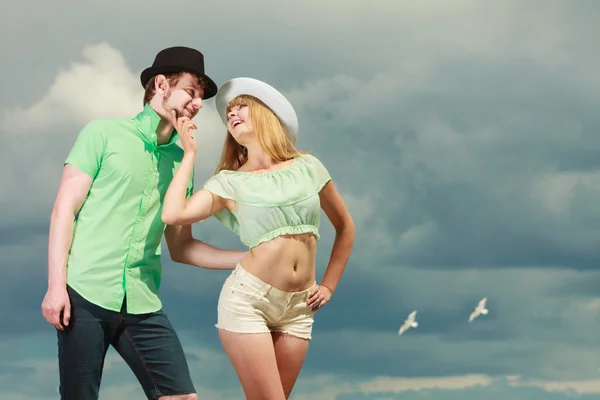 Hipster-Paar verliebt beim Flirten im Freien — Stockfoto