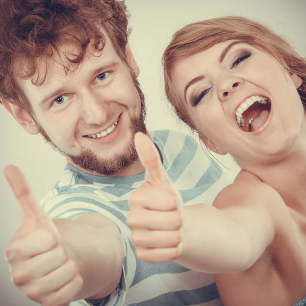 Feliz pareja emocionado sonriendo sosteniendo el pulgar hacia arriba gesto , —  Fotos de Stock