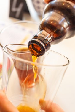 şişe bira kupa bardak içine dökme