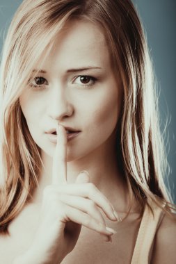 sessizlik parmağını dudaklarına soran kadına