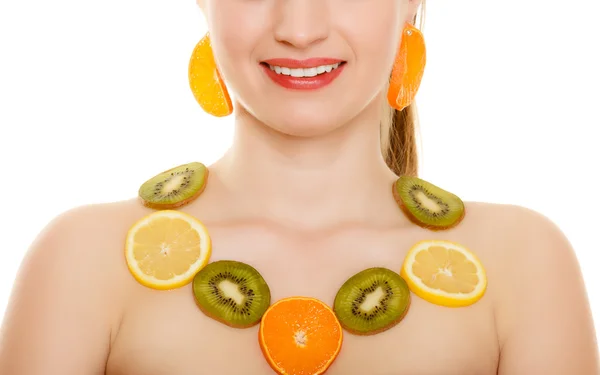 Дівчина з намистом зі свіжих фруктів — стокове фото