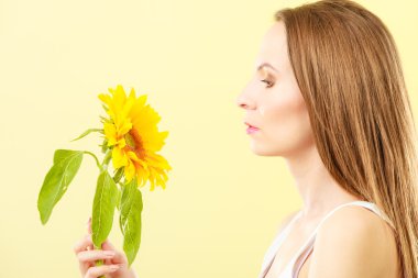 Ayçiçeği çekici kadın portresi