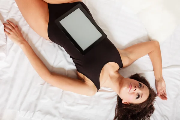 Chica perezosa acostada con la tableta en la cama — Foto de Stock