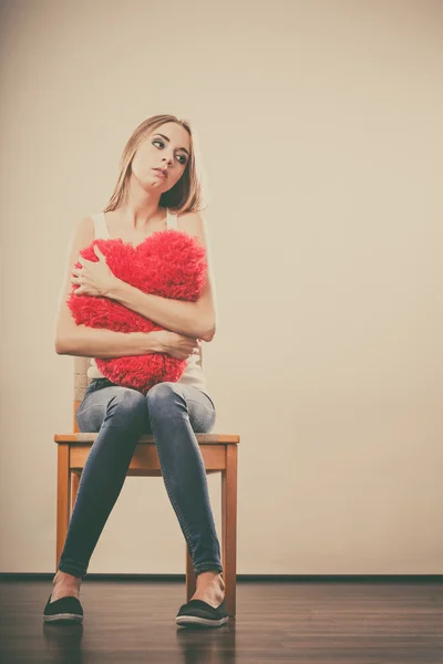 Nešťastná žena s polštář srdce — Stock fotografie