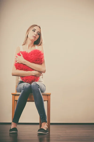 Ongelukkig vrouw met hart kussen — Stockfoto