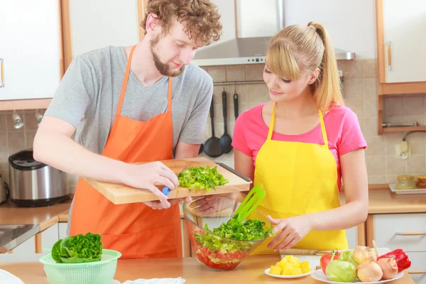 Pareja preparando verduras frescas — Foto de Stock