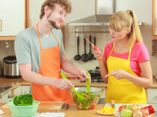 Casal preparando legumes frescos — Fotografia de Stock