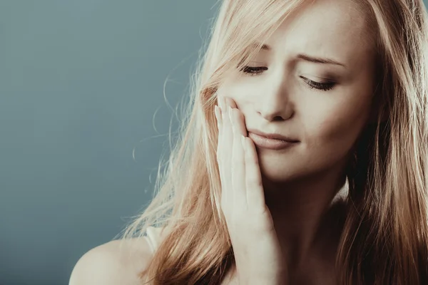 Frau leidet unter Zahnschmerzen Stockbild