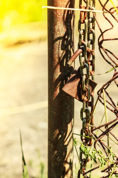 Antiguo candado oxidado una vieja puerta — Foto de Stock