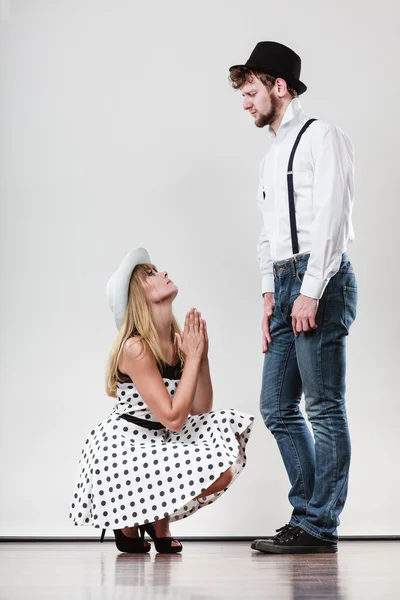 Freundin versucht Freund zu überzeugen. — Stockfoto