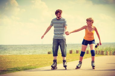 Dışarıda paten süren genç bir çift.