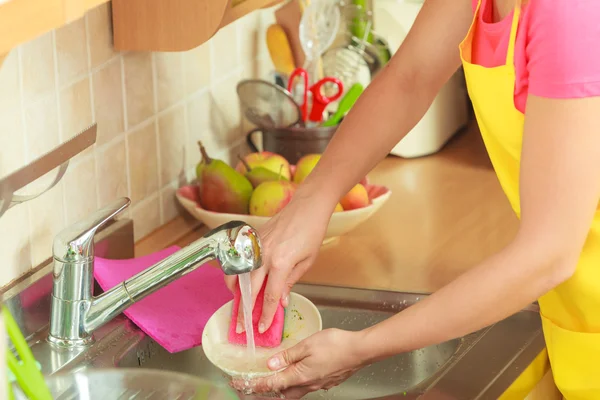 Vrouw doen het wassen omhoog in keuken — Stockfoto