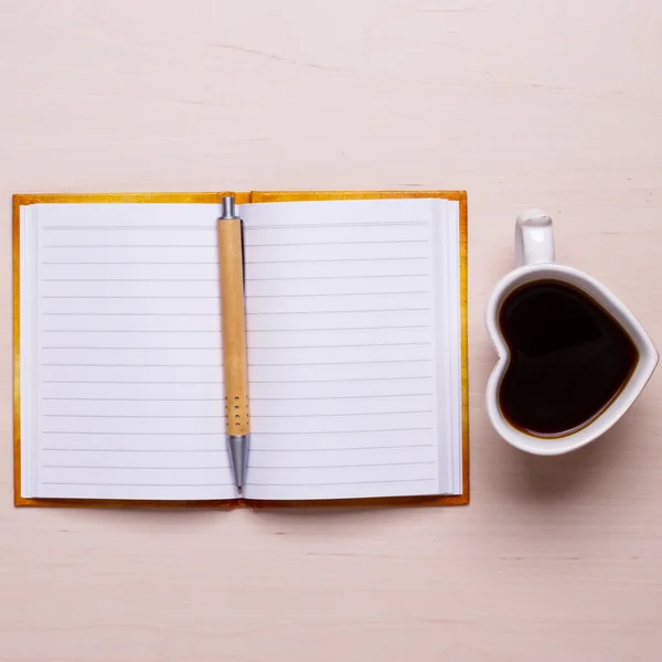 ハート形とノートブックのコーヒー カップ — ストック写真