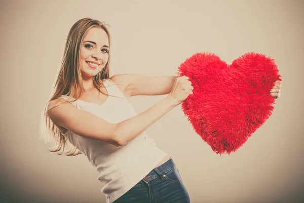 Mulher segurando coração em forma de travesseiro símbolo do amor — Fotografia de Stock