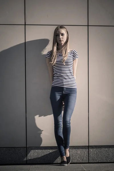 Woman casual style against stone grunge wall — Stock Photo, Image