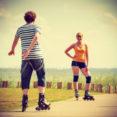 Dışarıda paten süren genç bir çift.