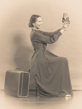 Kadın retro tarzı eski çanta kamera ile