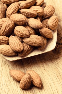 Tahta kaşıkta badem.