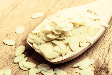 Tahta kaşık badem dilimleri