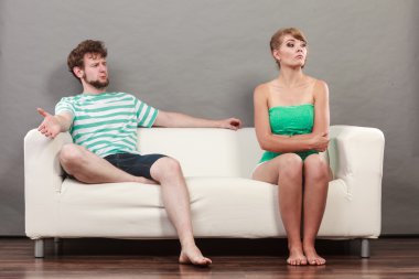 Erkek ve kadın kanepede oturan anlaşmazlık