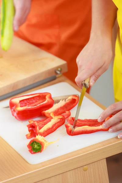 Paar bereitet frischen Gemüsesalat zu. Ernährung — Stockfoto