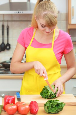 Taze sebze hazırlama kadın