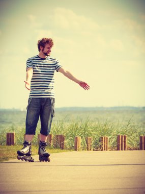 Genç adam paten açık