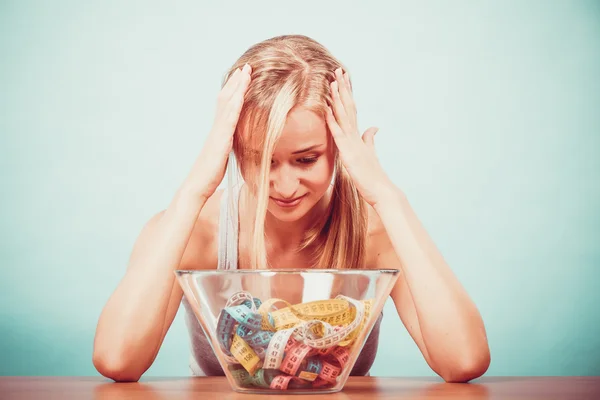 Menina com fitas de medição coloridas — Fotografia de Stock